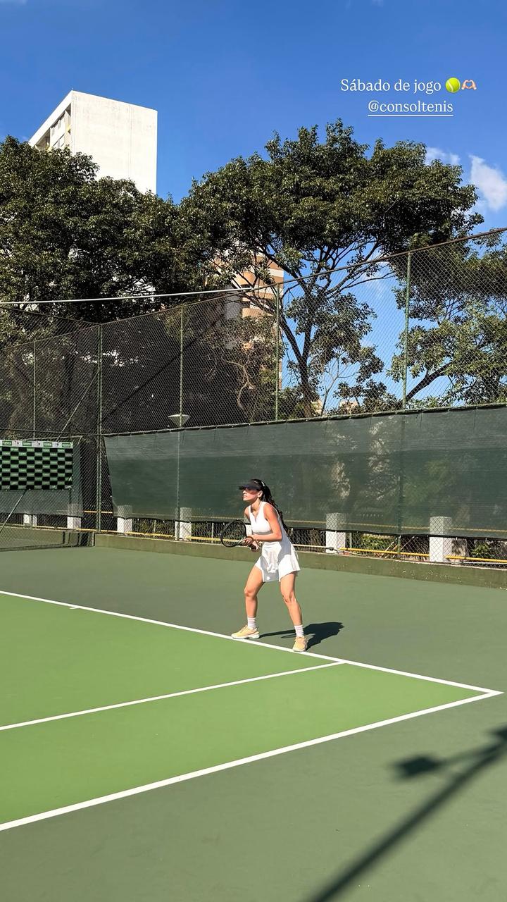 Aluna em posição de espera em quadra de tênis da Vip Tennis