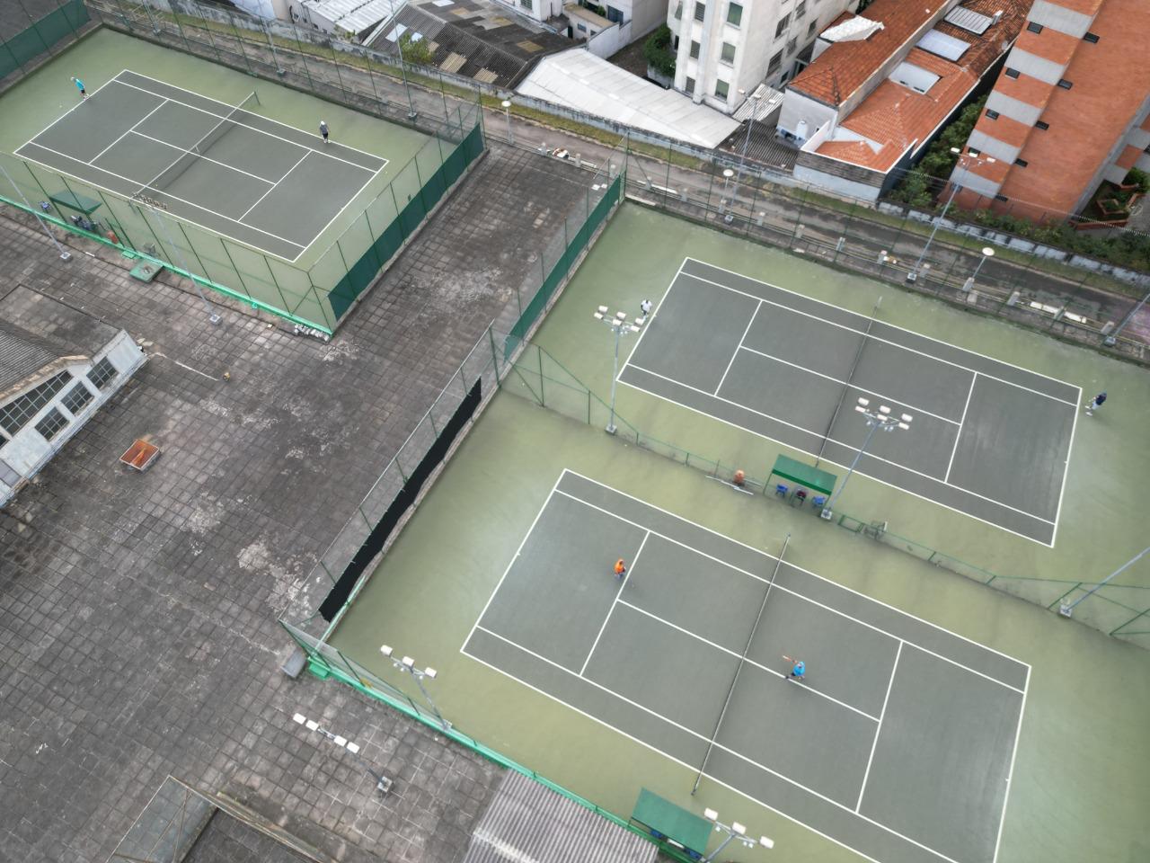 Vista aérea das três quadras da Vip Tennis